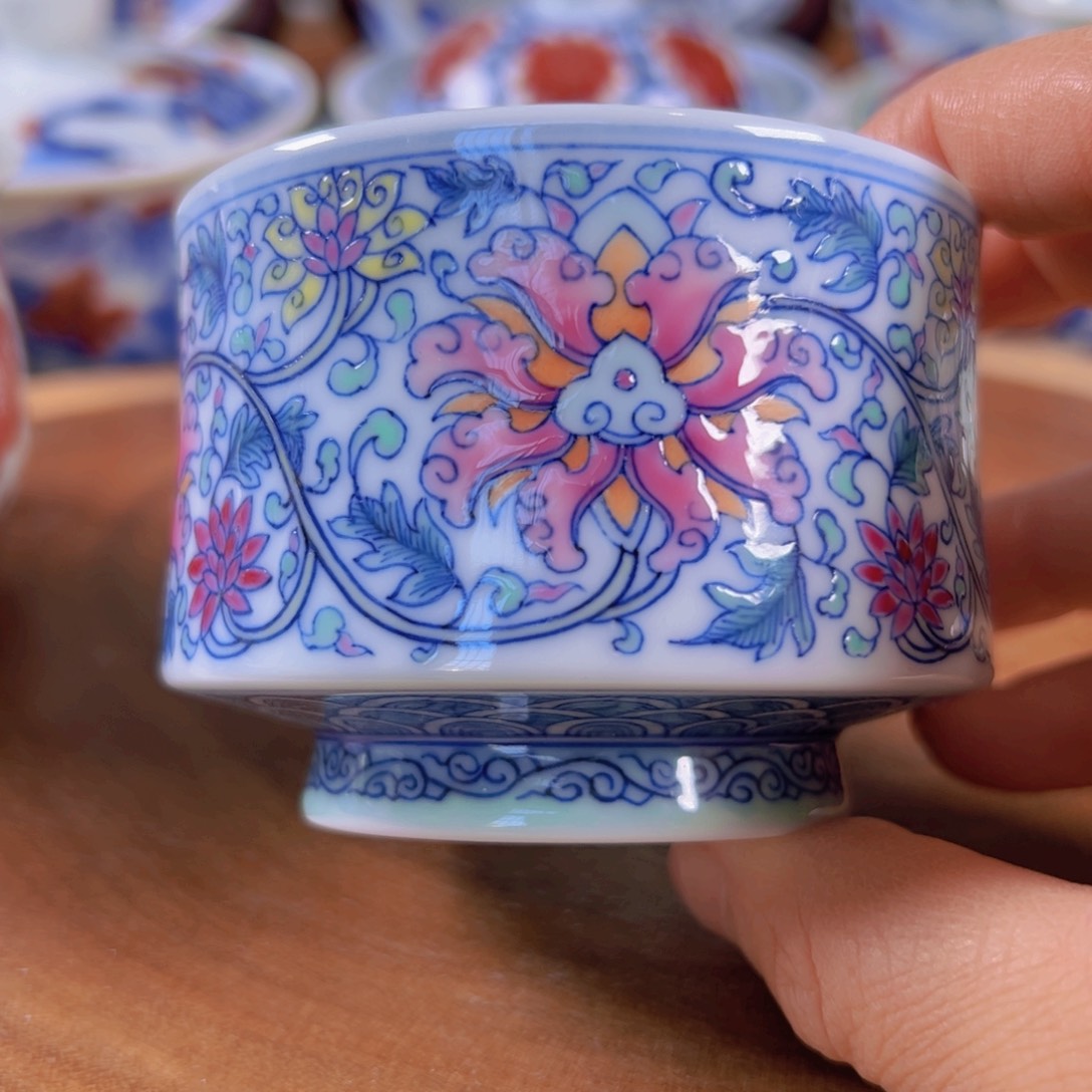 斗彩缠枝花卉主人杯