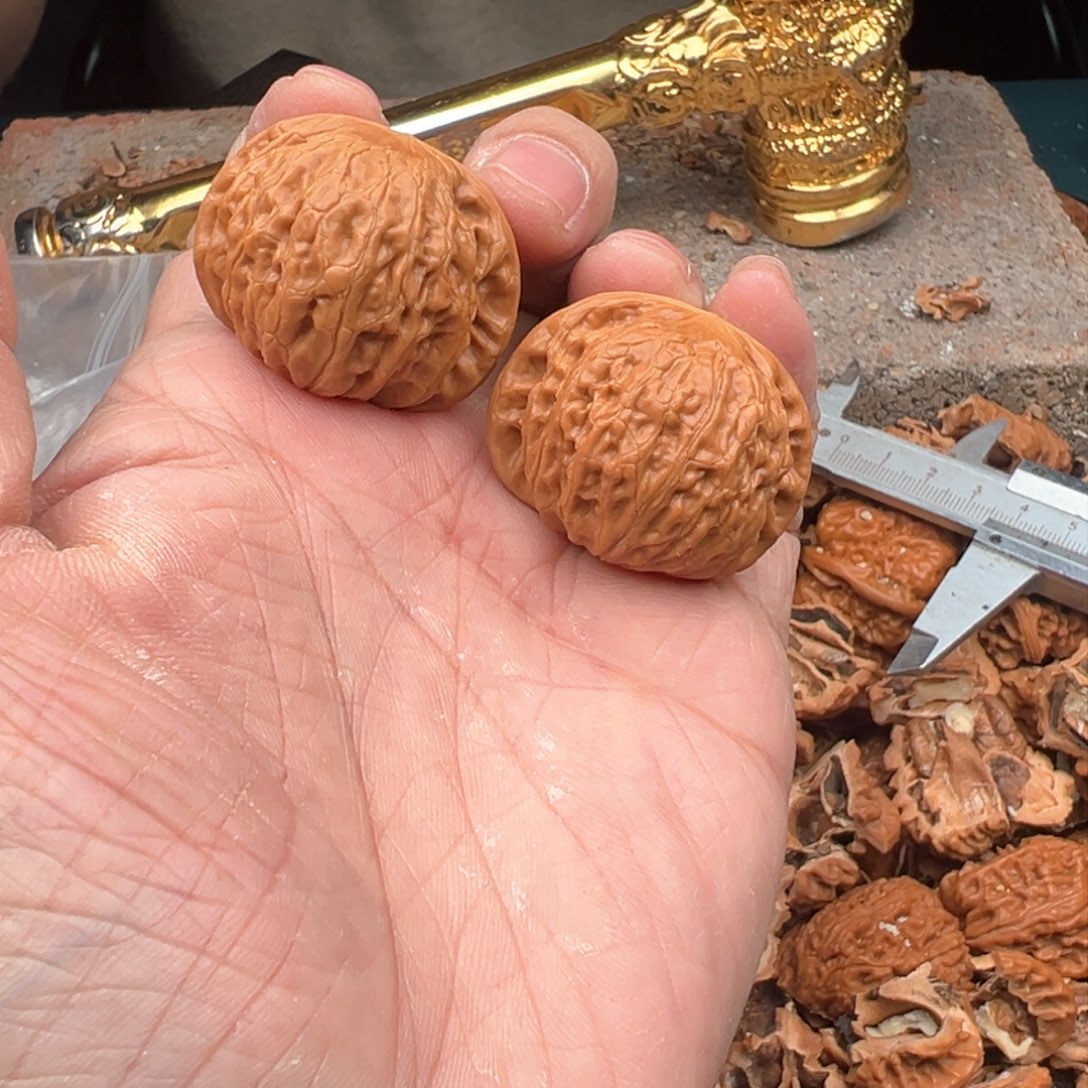 桃核把件36左右铁锤妹妹