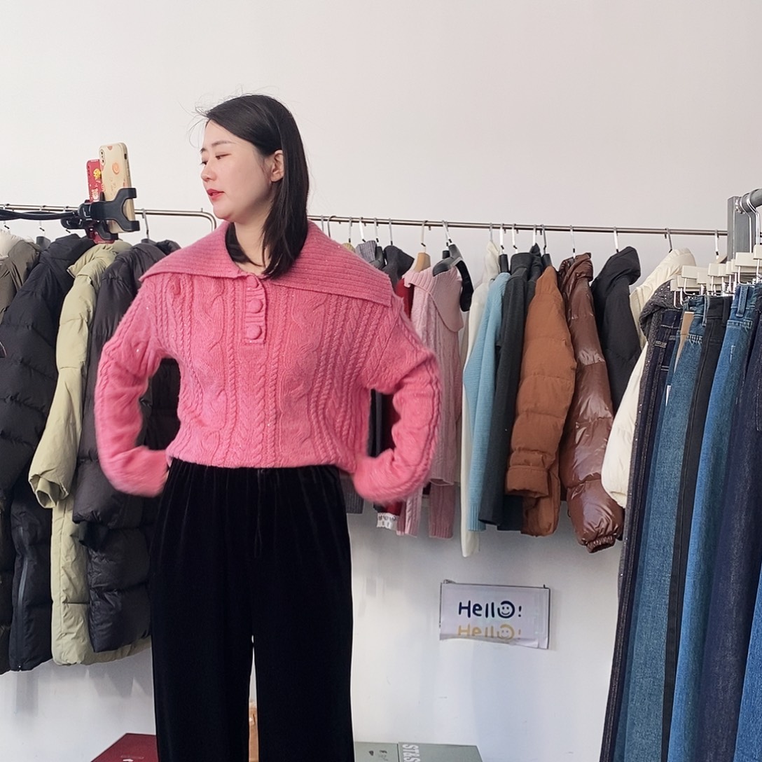 深粉色海军领针织衫