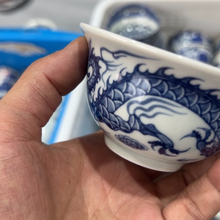 瓷片白青花铠甲龙压手杯全品