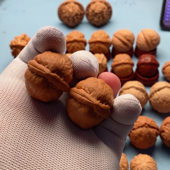 文玩核桃把件龙胆