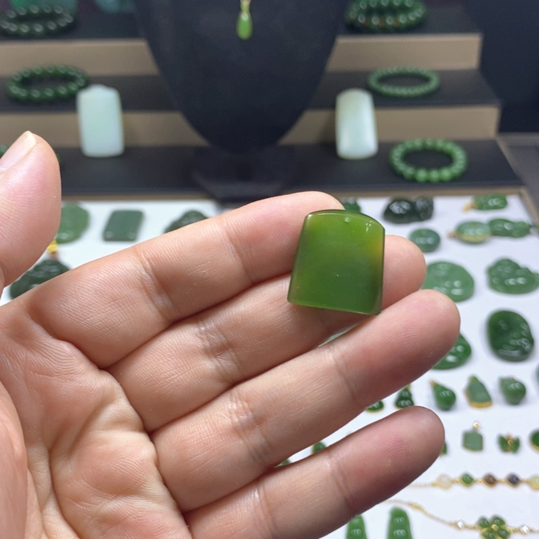 颈饰未镶嵌和田玉（碧玉）