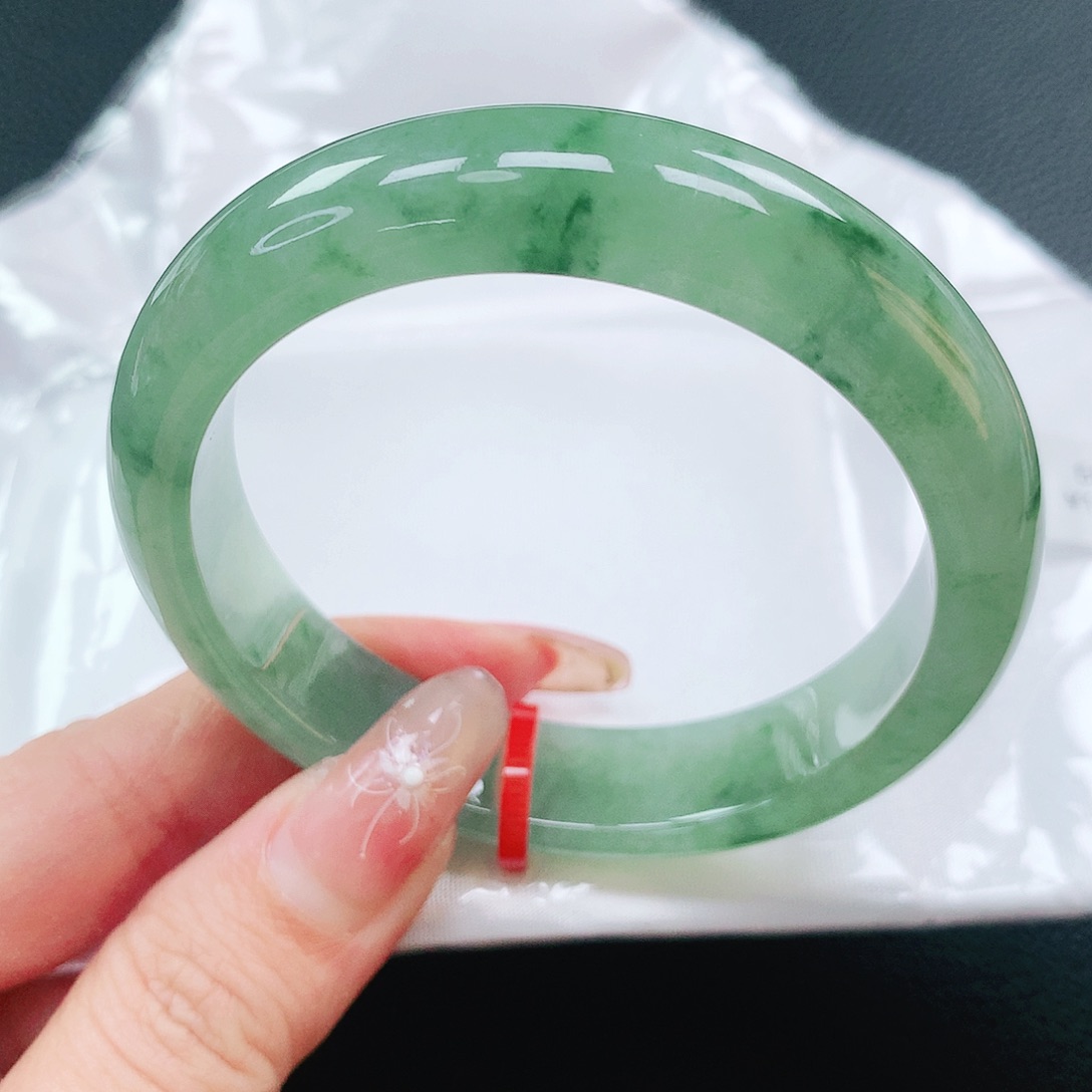 翡翠手镯未镶嵌55圈