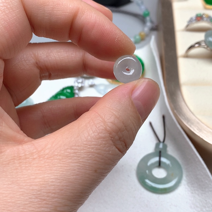 小***婷翡翠未镶嵌颈饰翡翠戒指