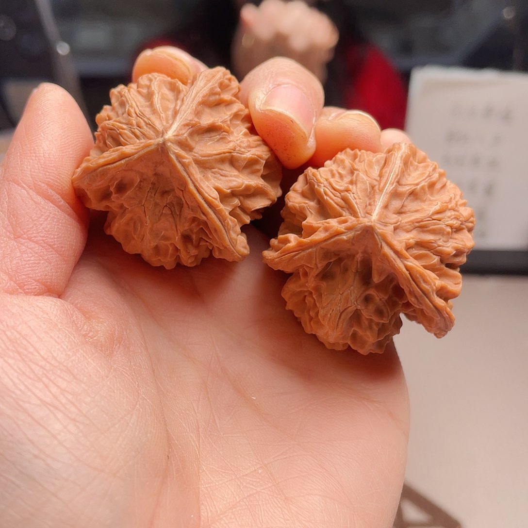 王*37三棱钢柱与大桥