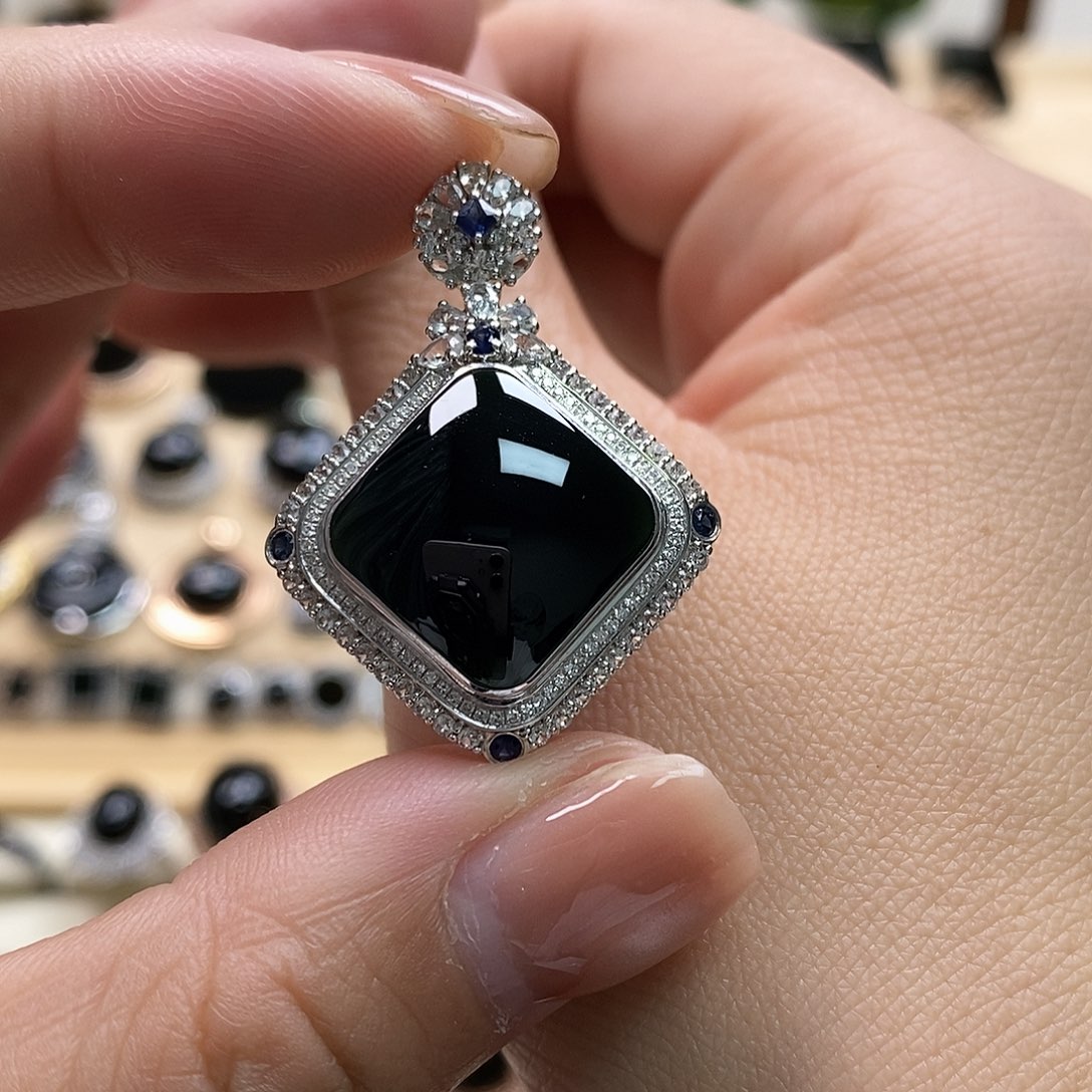 翡翠颈饰18K金镶嵌墨翠