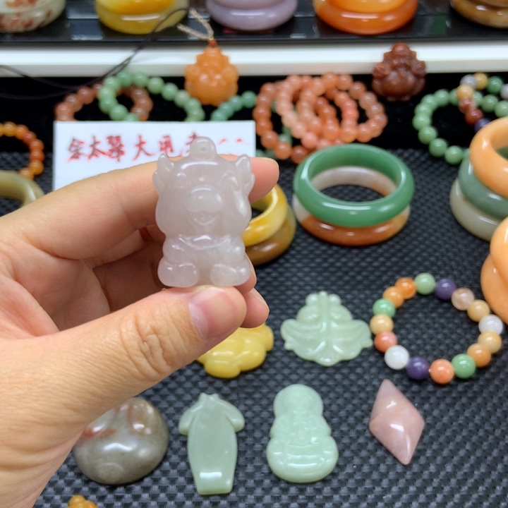 石英质玉未镶嵌颈饰