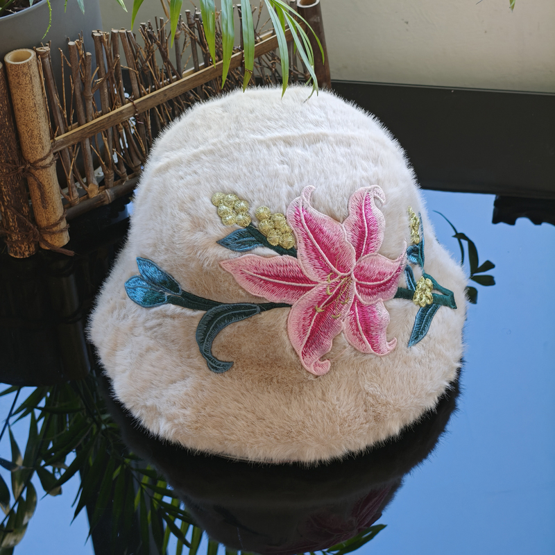 民族风刺绣花朵毛绒帽子冬季女复古文艺个性保暖帽骑行防寒绒帽