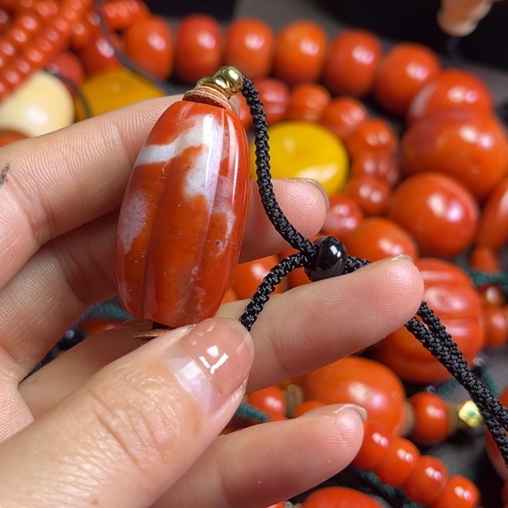 颈饰琉璃红**仰琉璃……………