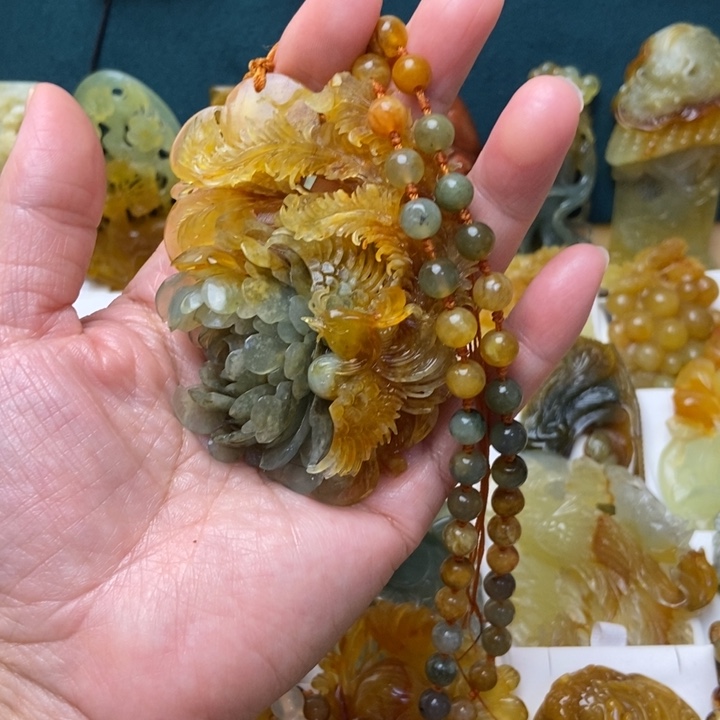 每***心蛇纹石玉未镶嵌颈饰