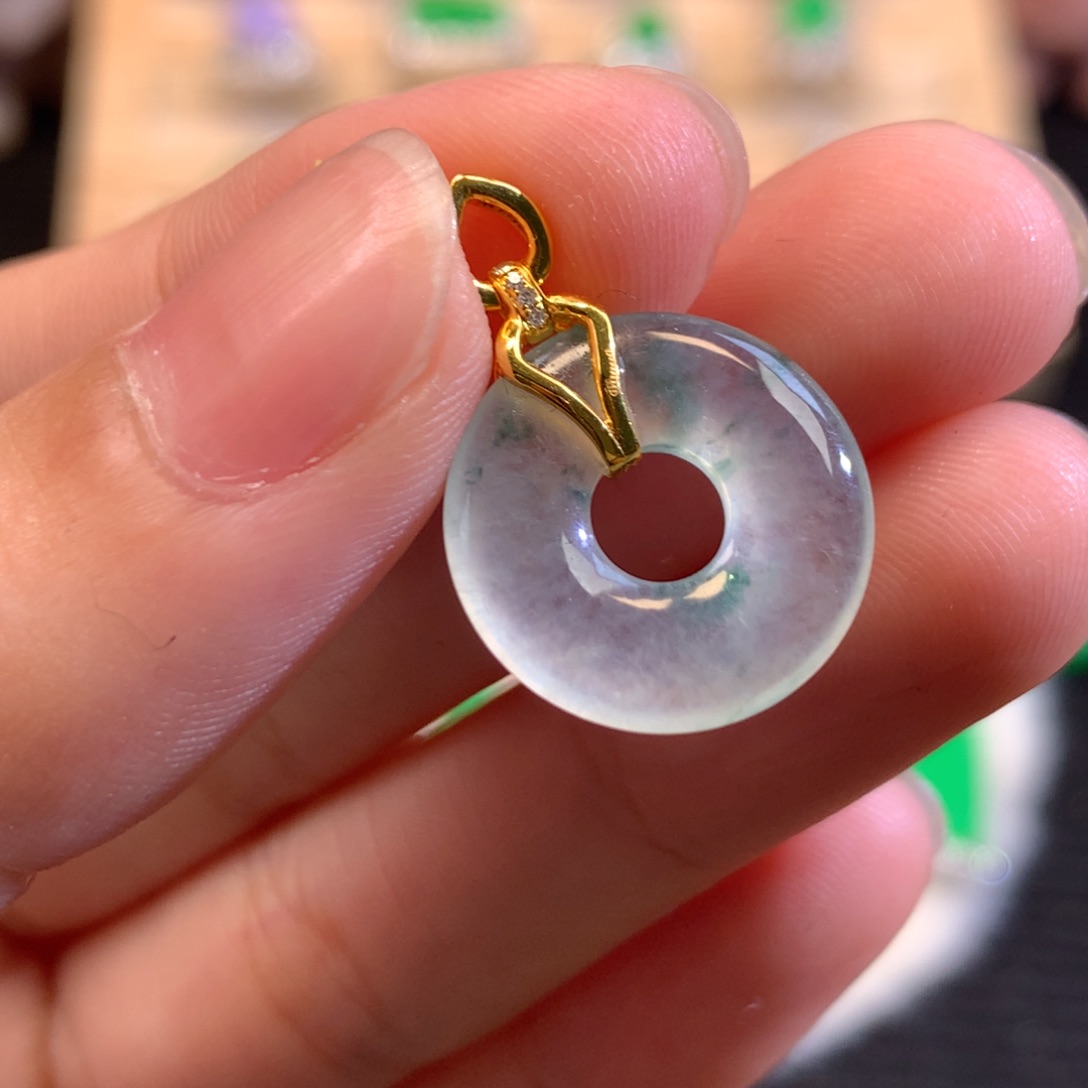 翡翠18K金镶嵌颈饰甜甜圈