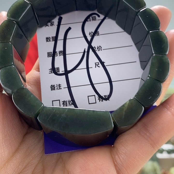 和田玉有瑕，手牌未镶嵌有瑕