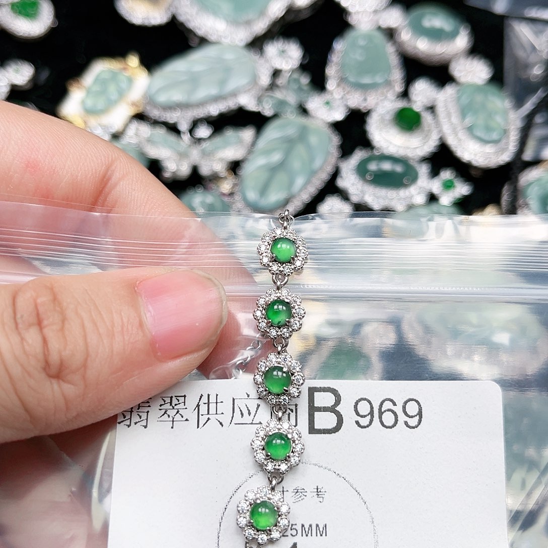 翡翠颈饰未镶嵌翡翠969