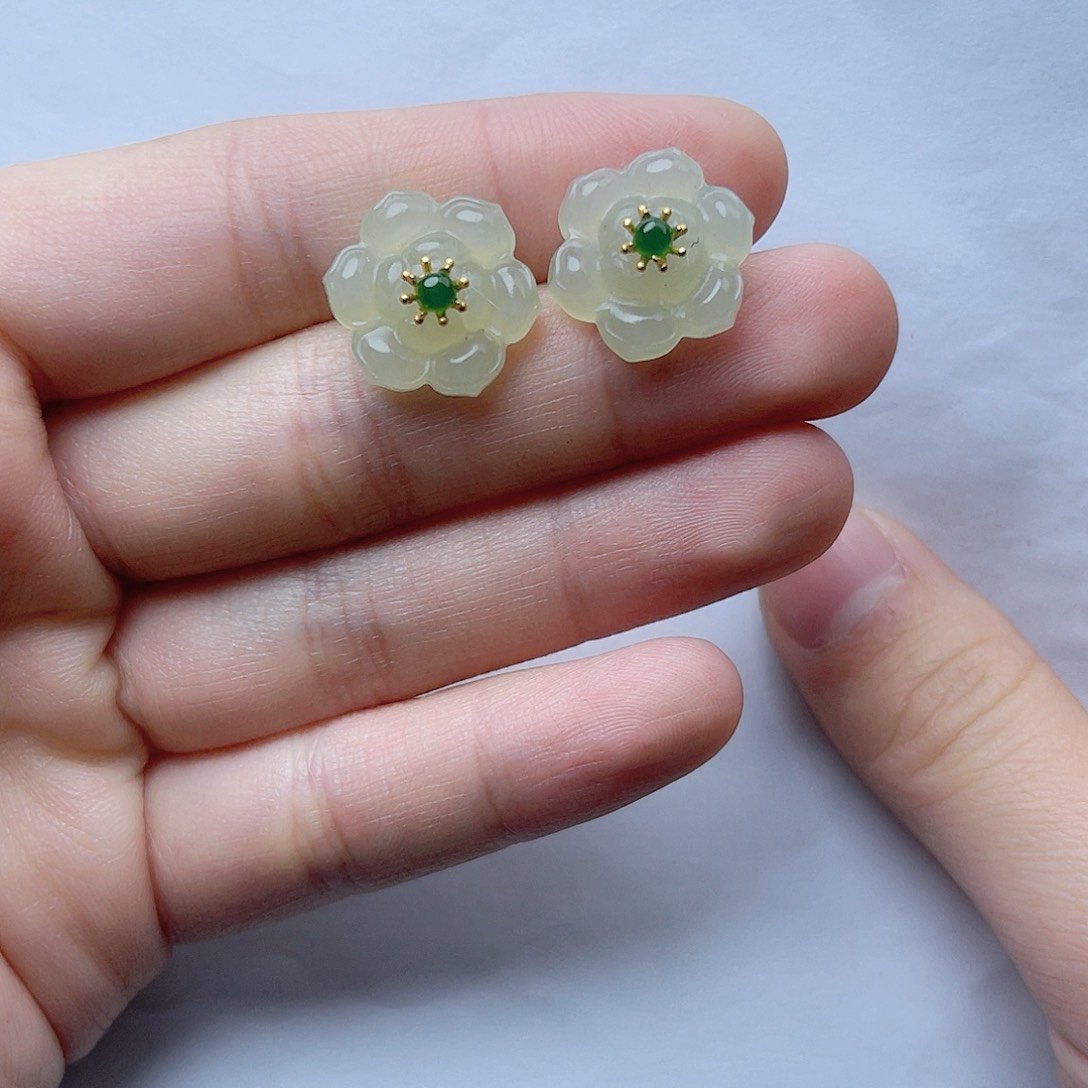 和田玉耳钉。k k银S925镶嵌