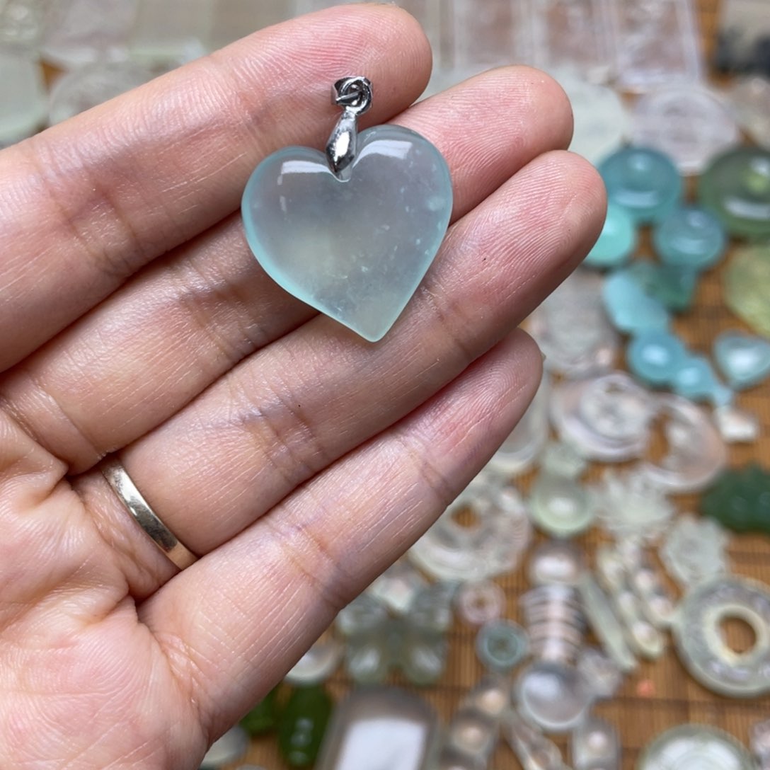 未镶嵌蛇纹石玉颈饰容*幺