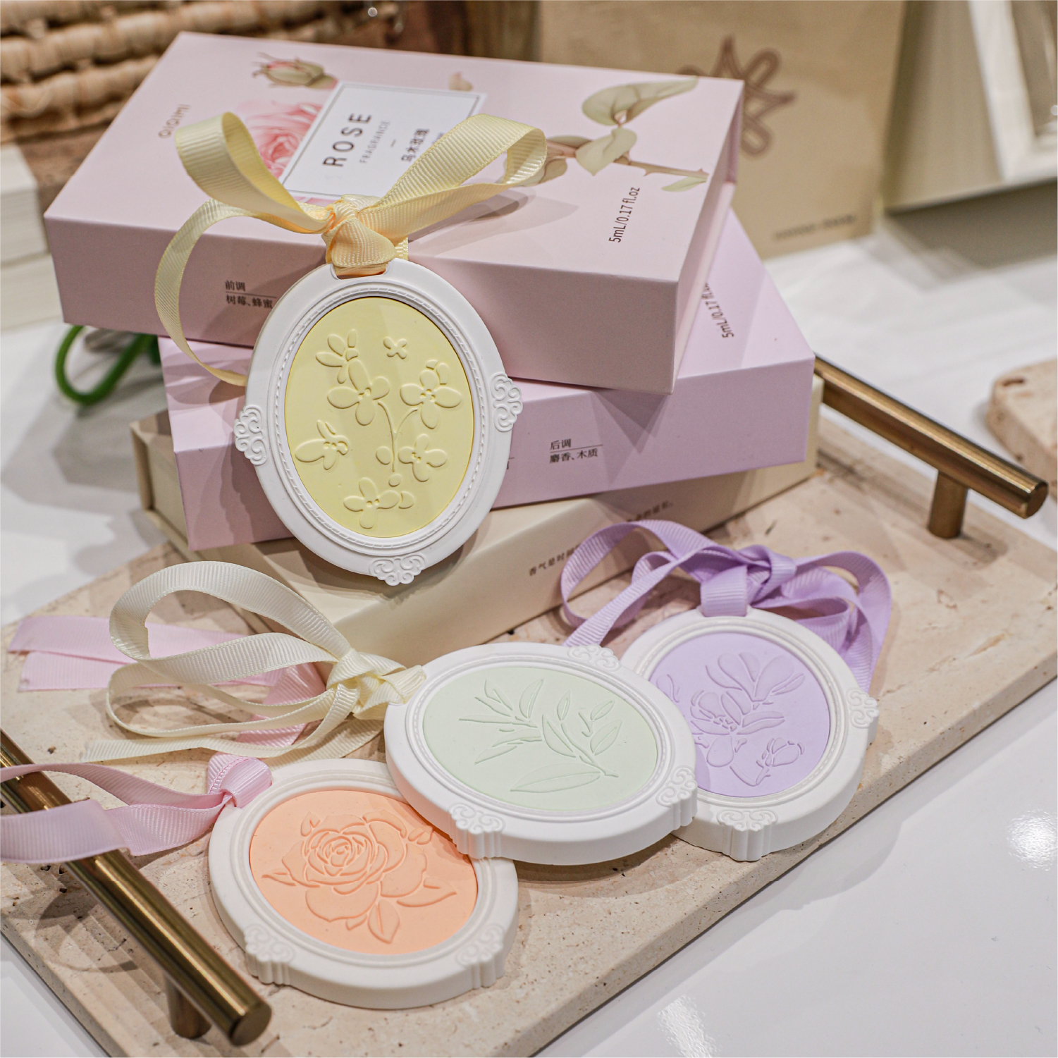 国风石膏浮雕香片车载香薰挂件持久留香衣柜香片家用室内香氛挂件