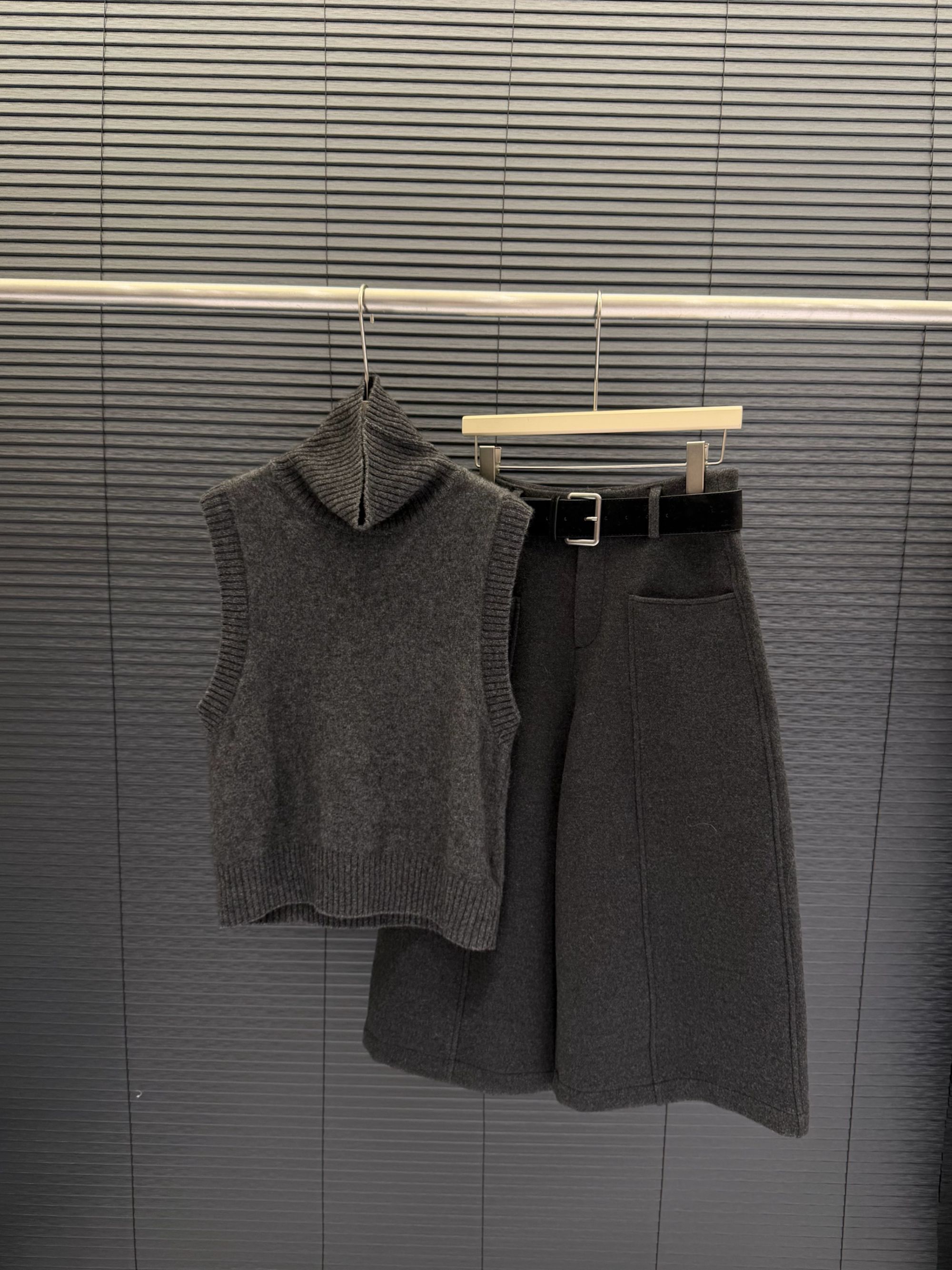 仓美美女装-高领羊毛牦牛绒螺纹无袖马甲