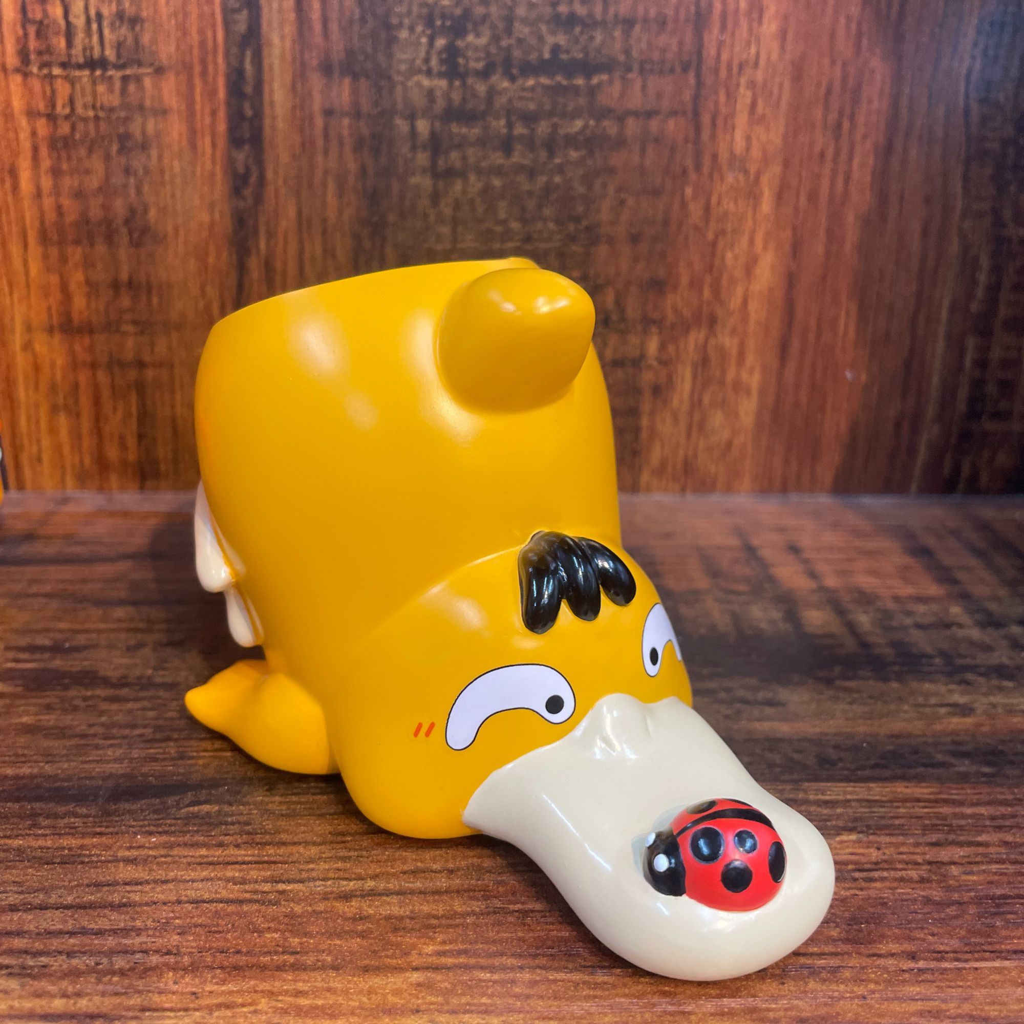 趴地可达鸭笔筒收纳摆件