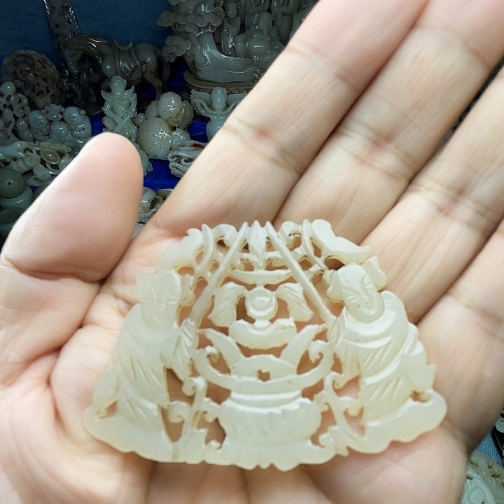颈饰未镶嵌和田玉（青白玉）