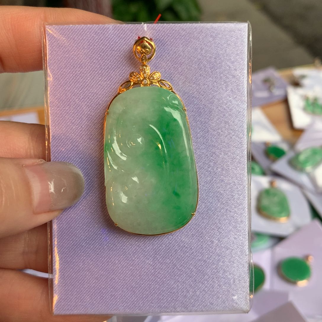 翡翠18K金镶嵌颈饰如意