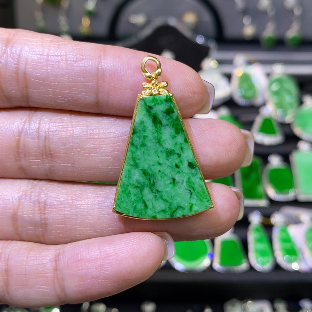 翡翠吊坠(不含链)18K金镶嵌吊坠