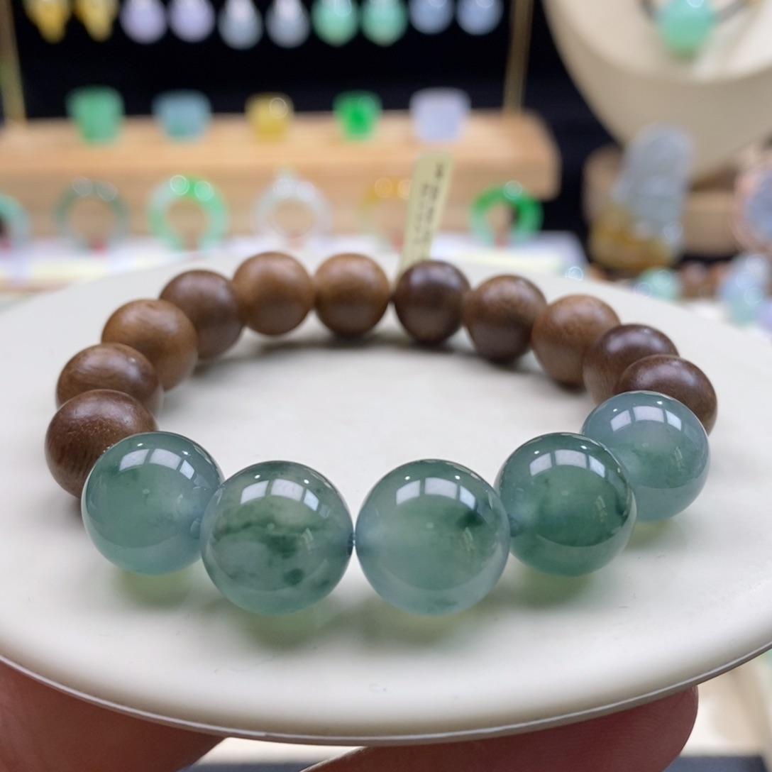 沉香木手串翡翠飘花手串