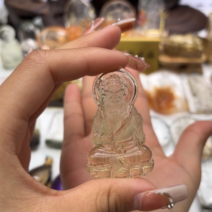 未镶嵌颈饰水晶聆*者