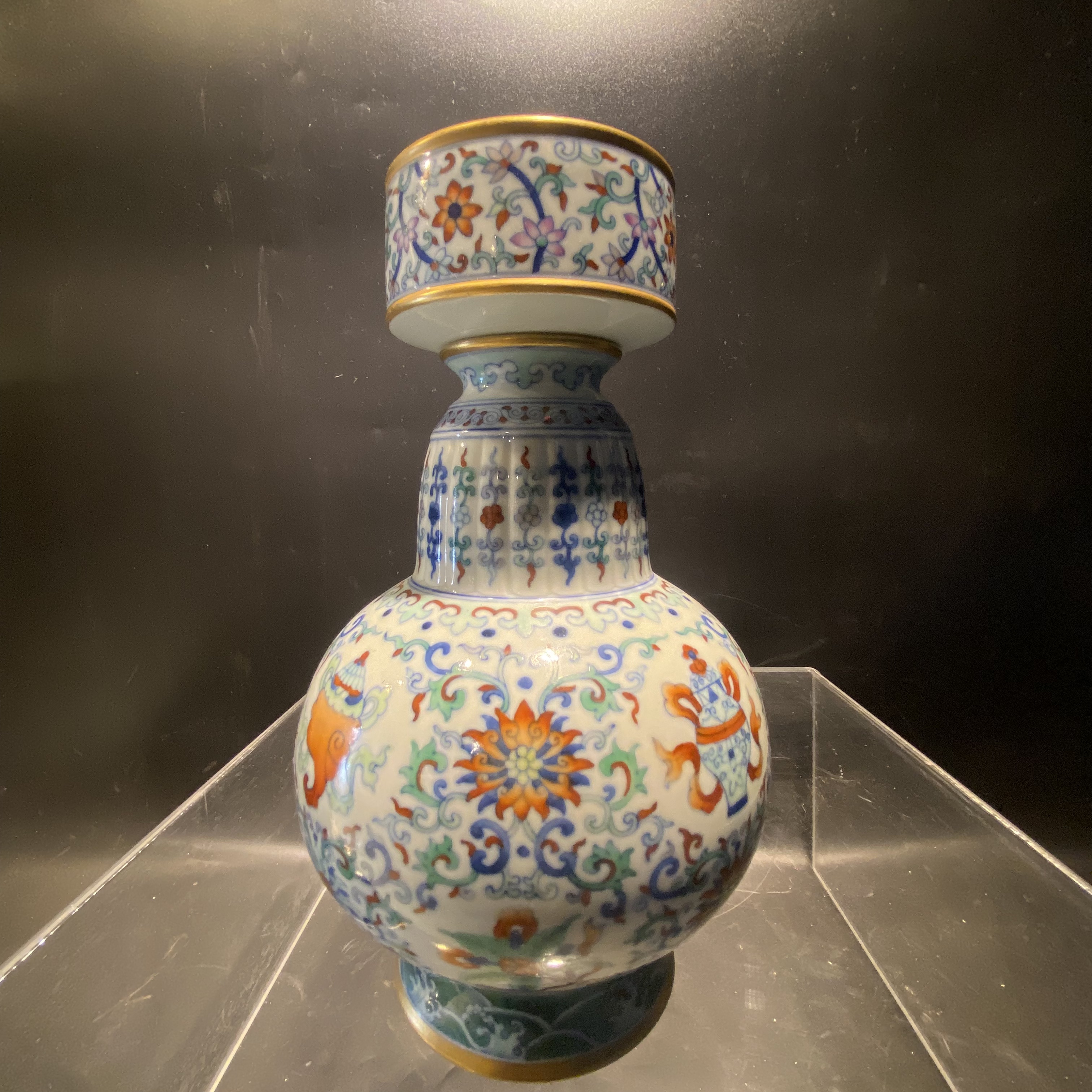 清乾隆款 斗彩缠枝花卉八吉祥纹贲巴瓶