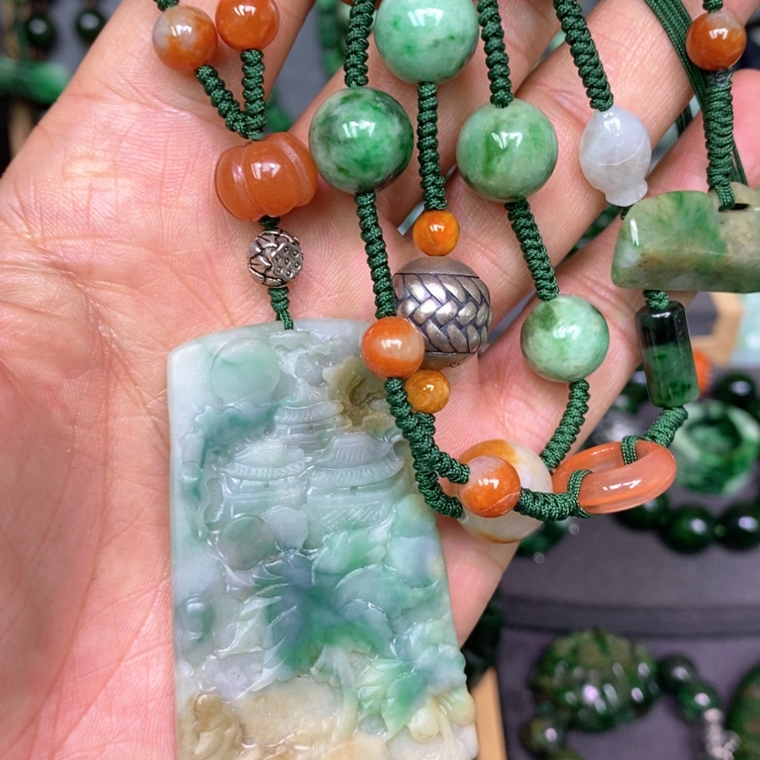 翡翠颈饰未镶嵌张*鲁漂亮美眉