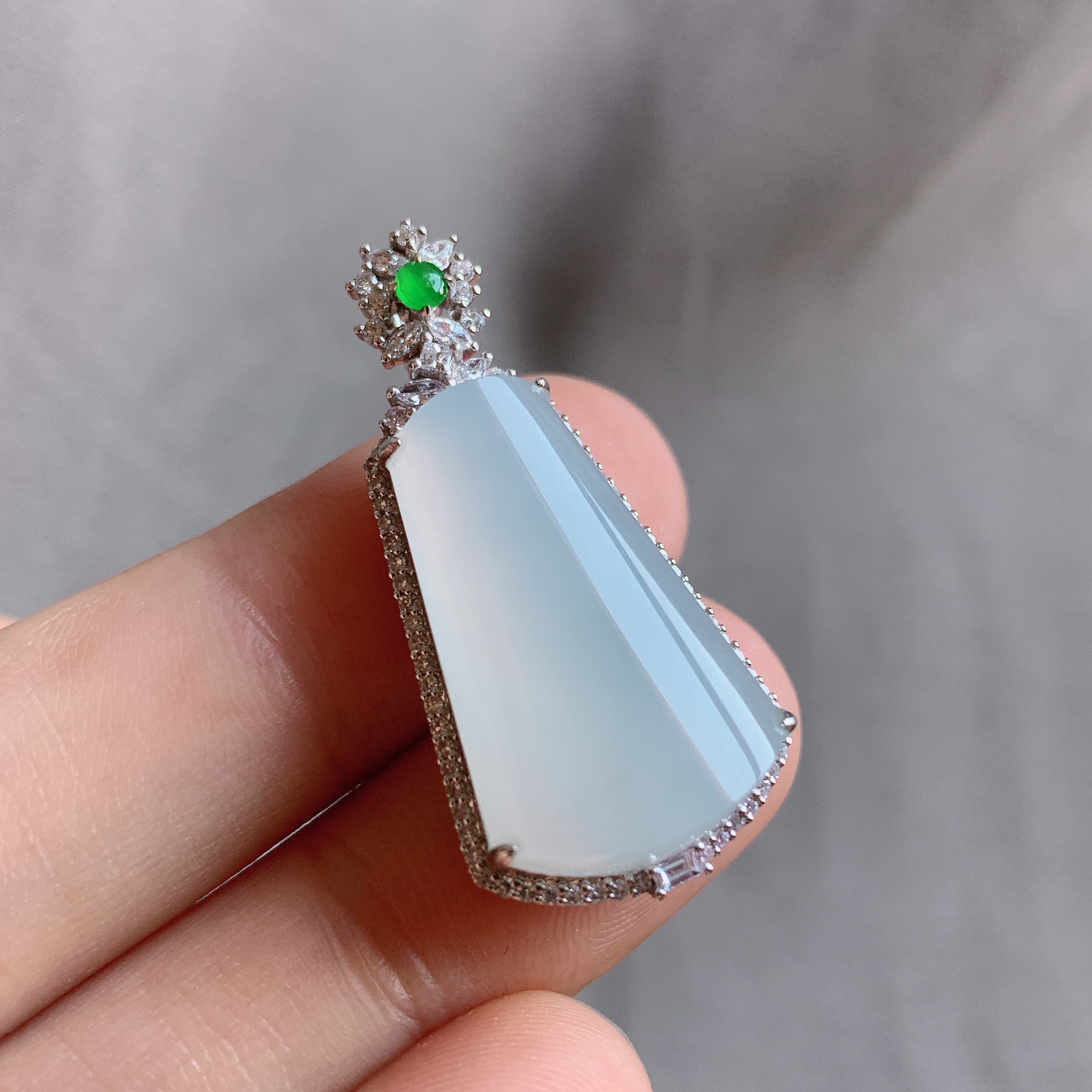 天然a货翡翠18k金镶嵌豪华无事牌吊坠 尺寸裸石25.2x14.1x5.8