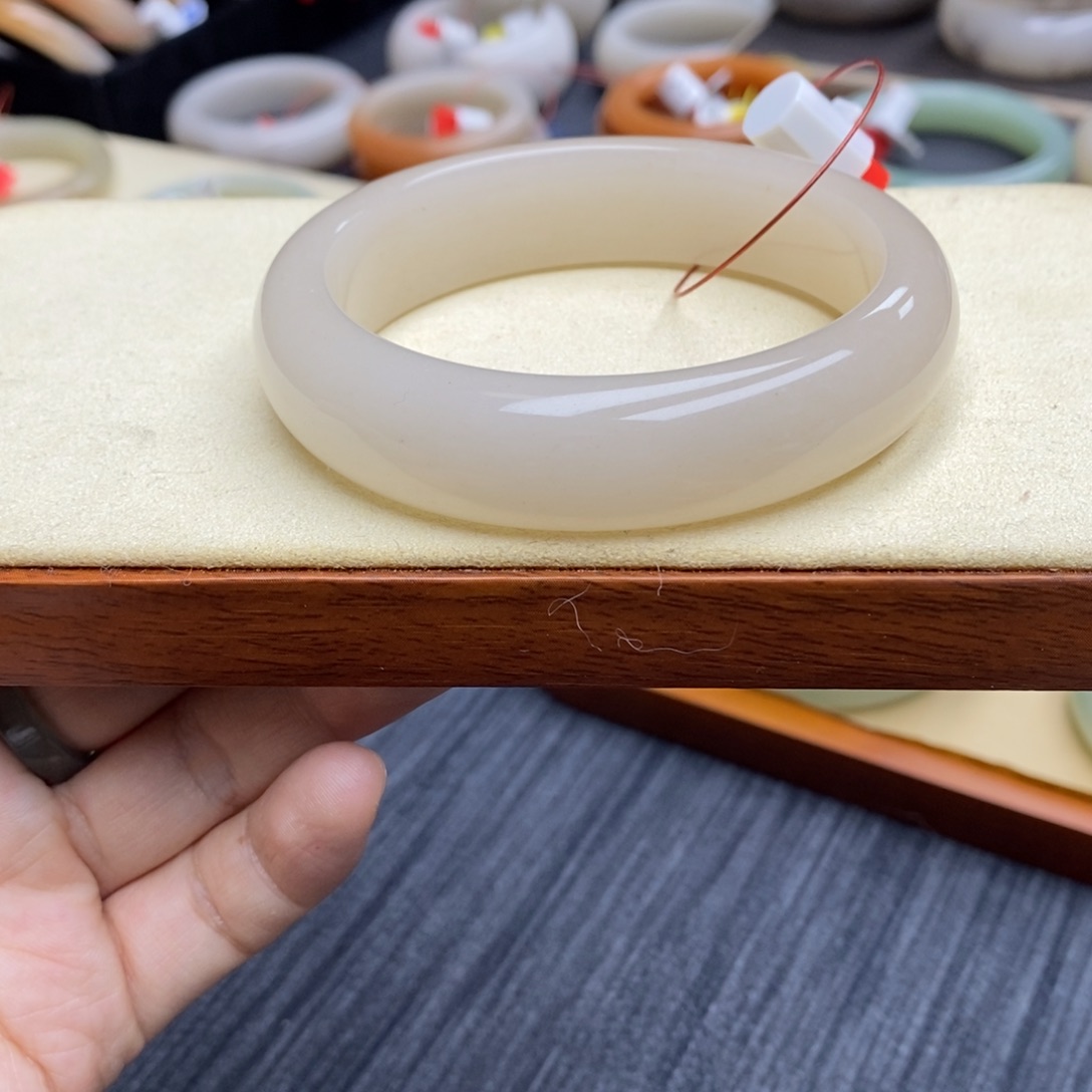 石英质玉手镯未镶嵌