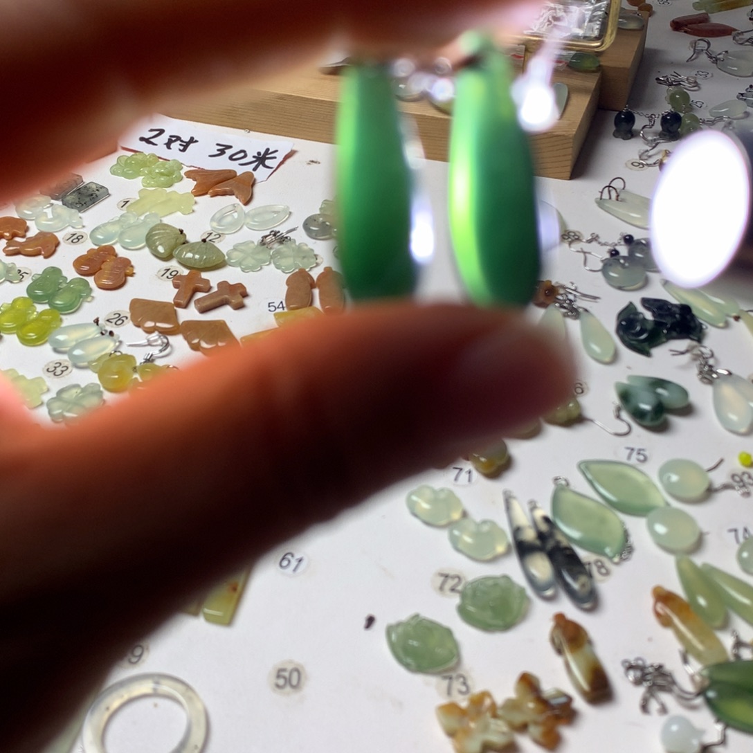 蛇纹石玉未镶嵌耳坠