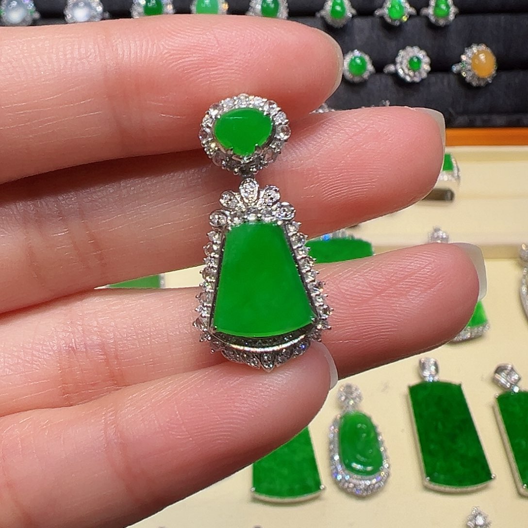 翡翠颈饰18K金镶嵌吊坠