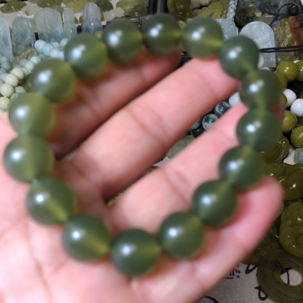 岫玉深色手串玉质细腻油润