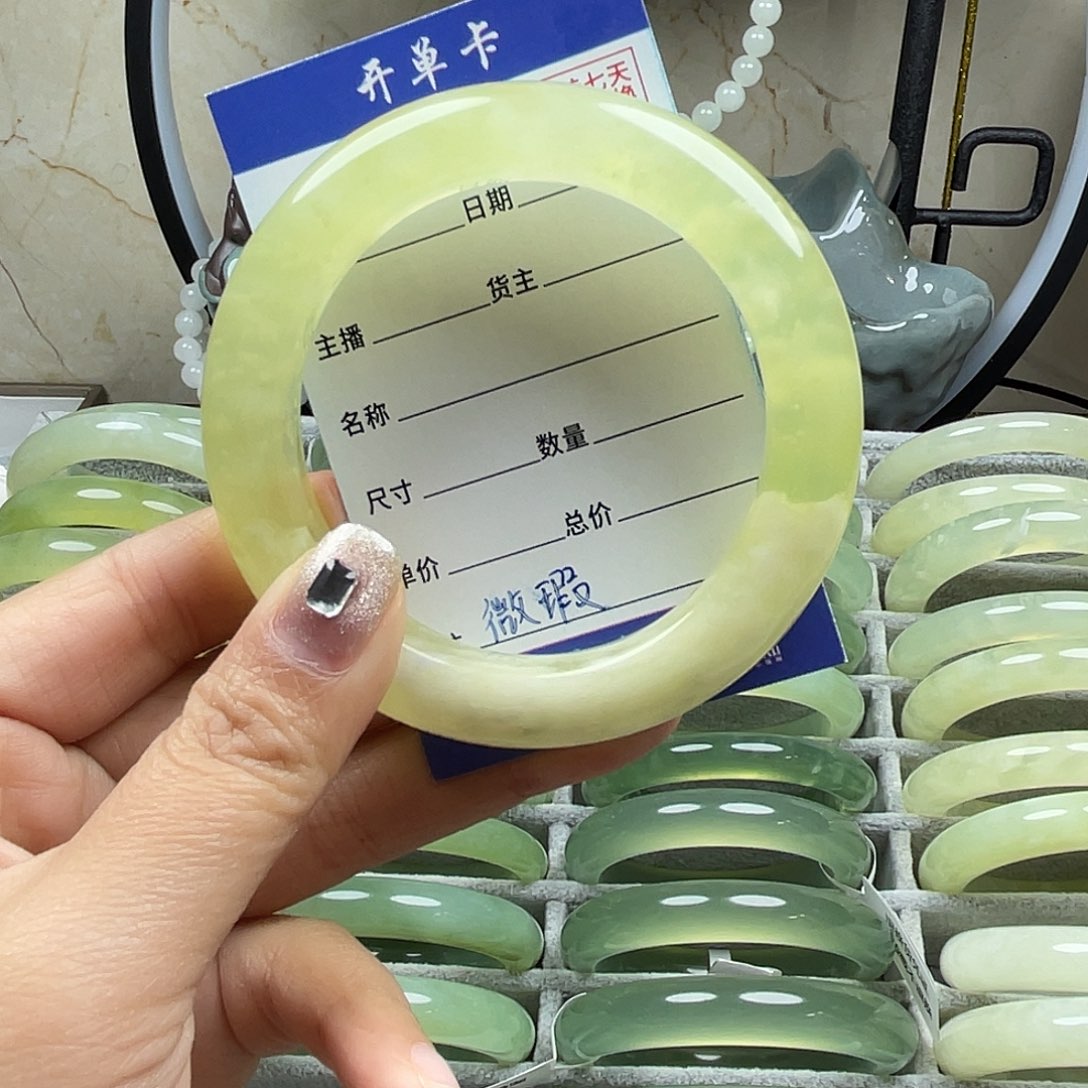 蛇纹石玉未镶嵌手镯微瑕