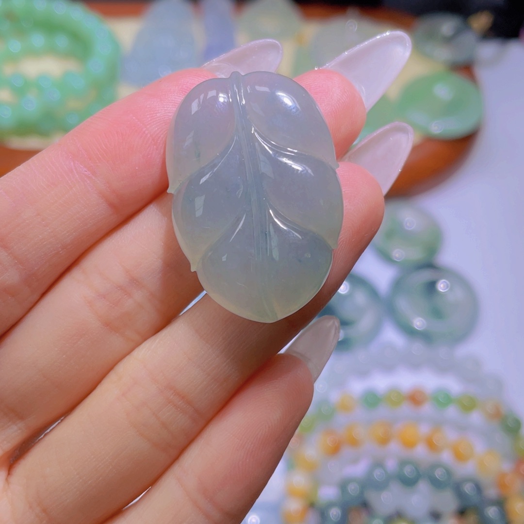 翡翠颈饰未镶嵌叶子