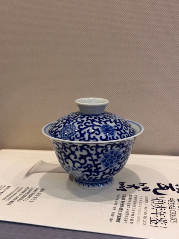 小楼听雨青花手绘缠枝莲盖碗