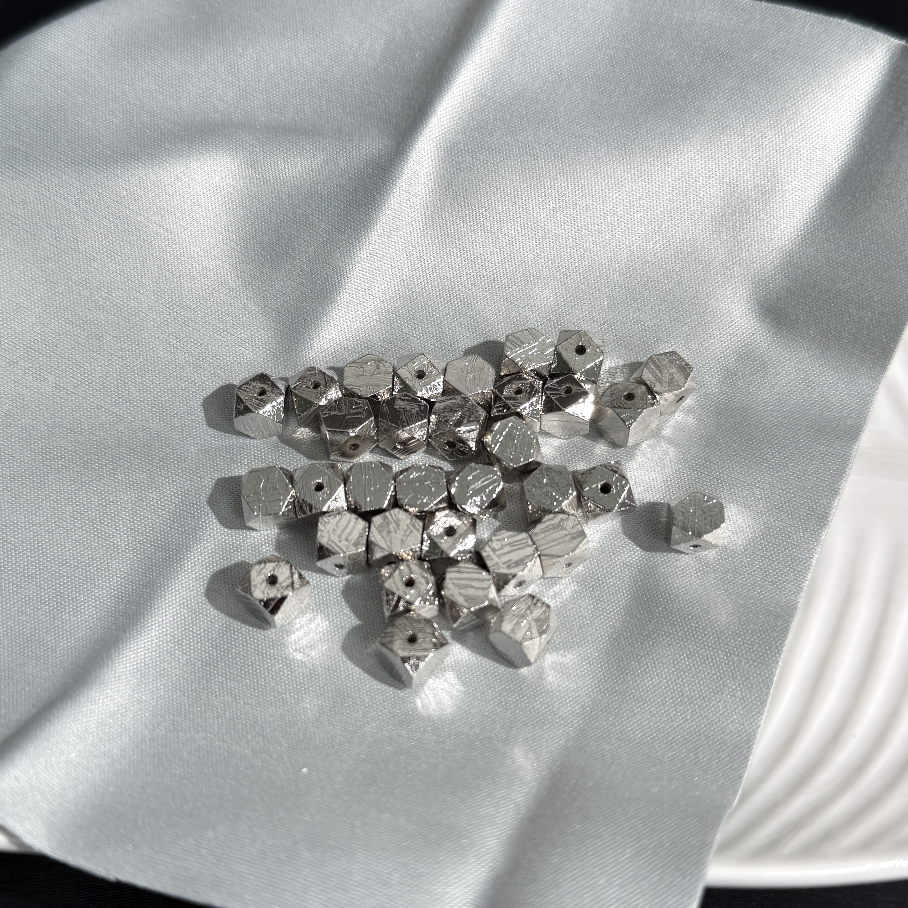 天然辰砂原色金属银瑞典六角八角方形天铁单粒W127多样性发一