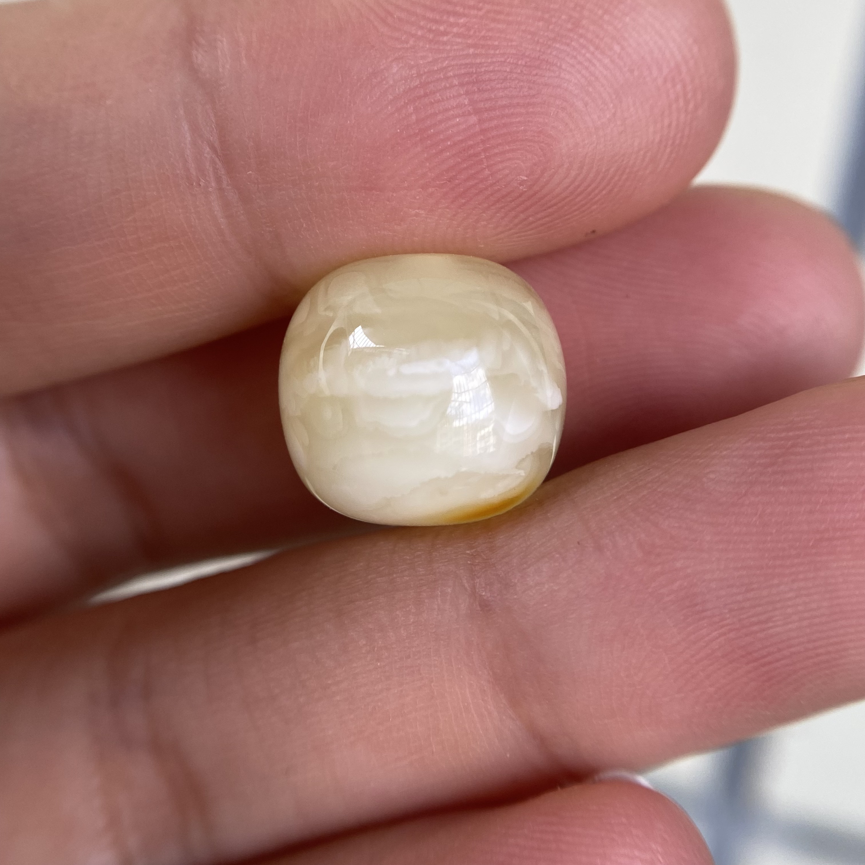 蜜蜡老型配饰13.4×12.4mm，孔边带点小皮色，