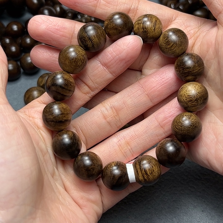 沉香手串心***。白棋留疤