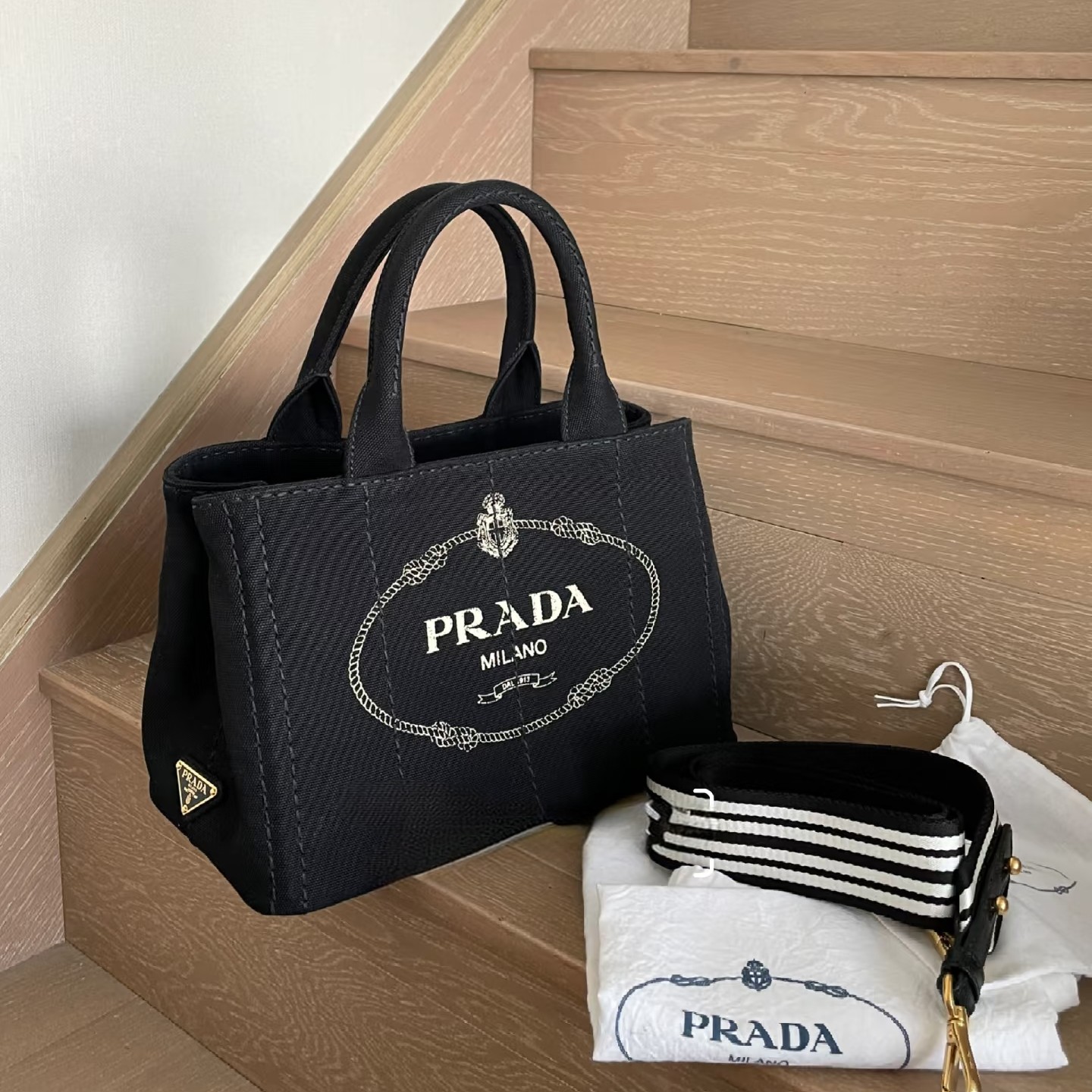 95新 Prada/普拉达 新款黑色沙滩包黑白条纹内里