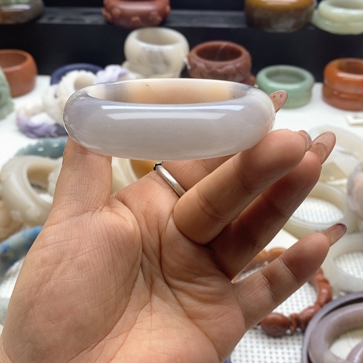 石英质玉手镯未镶嵌