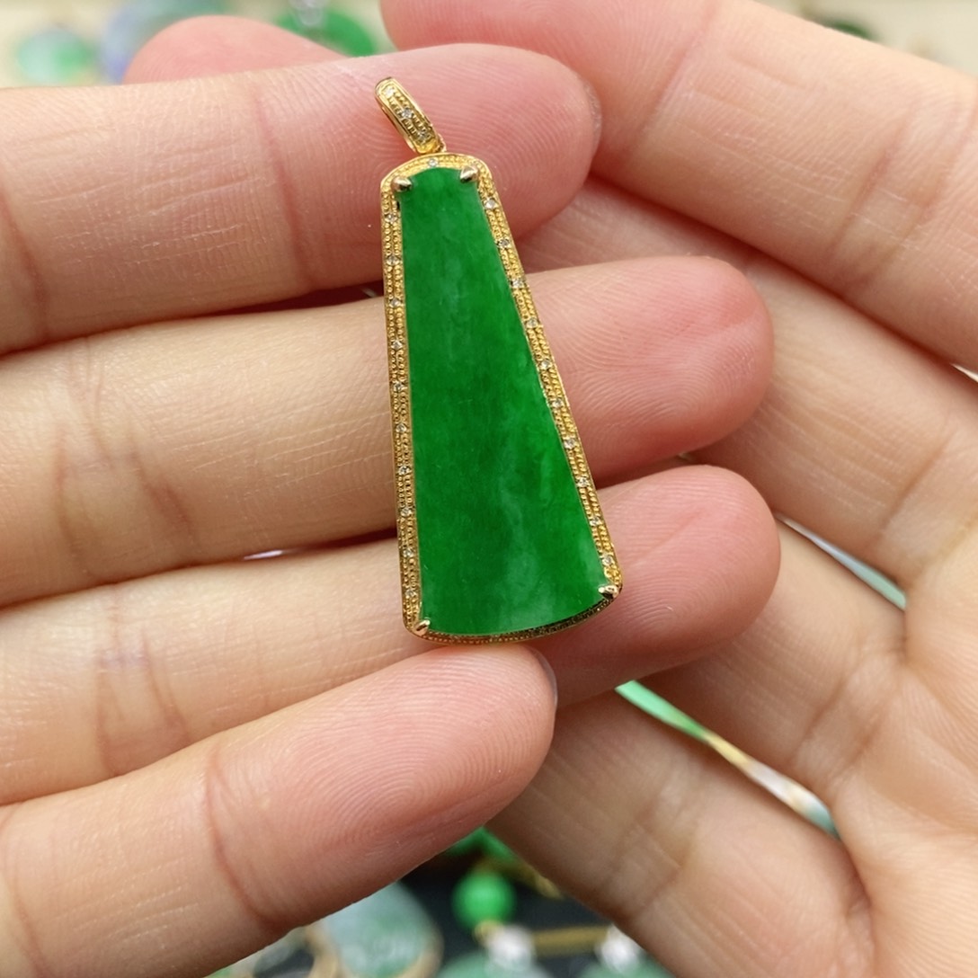 翡翠颈饰未镶嵌倩**了