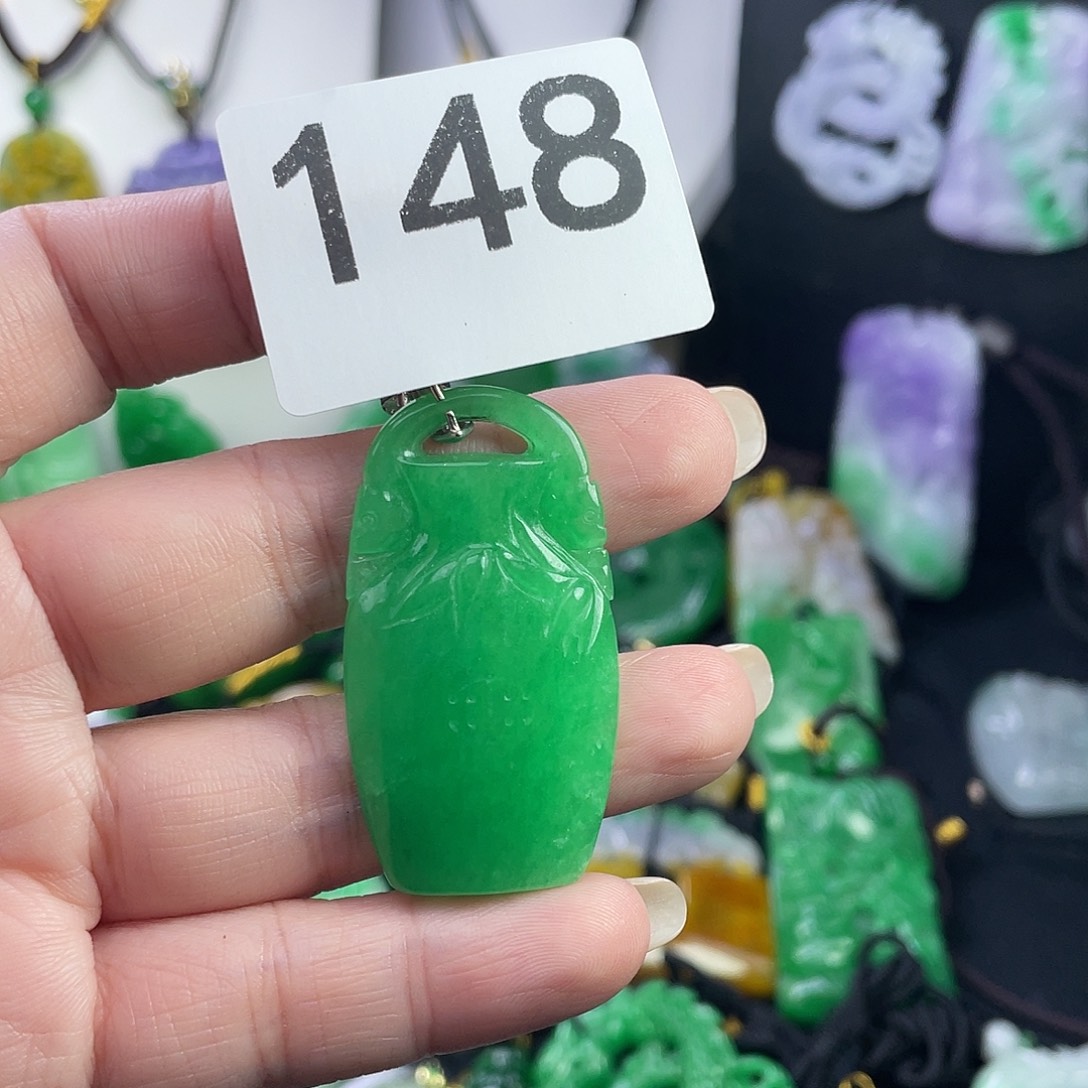 翡翠未镶嵌吊坠(赠链)