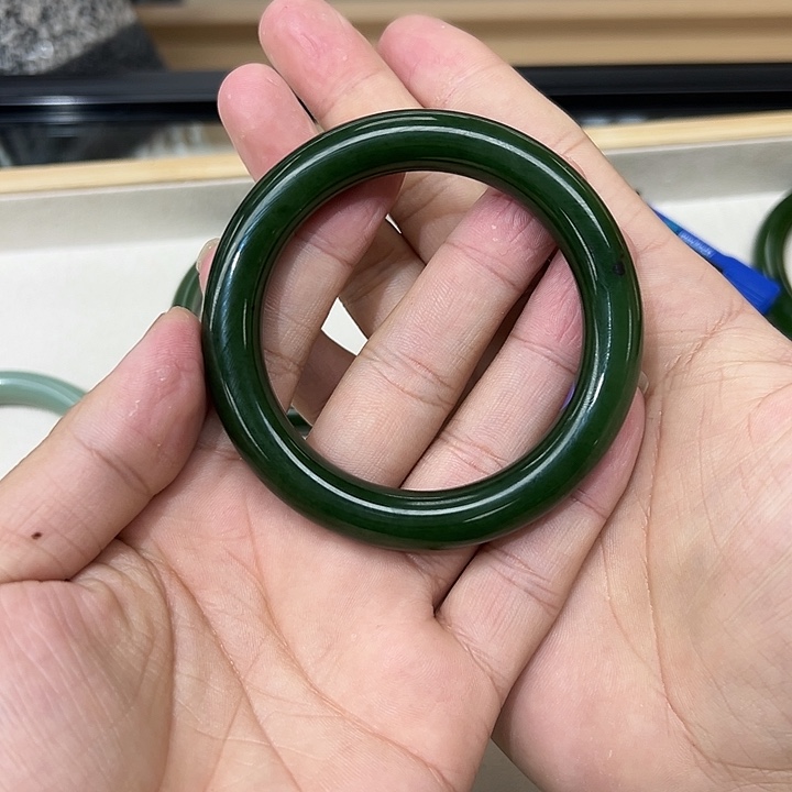 起***）和田玉未镶嵌手镯