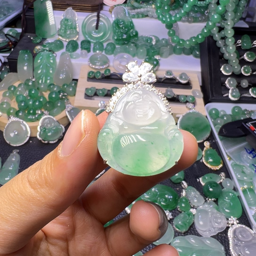 石英质玉（非洲翠）未镶嵌颈饰