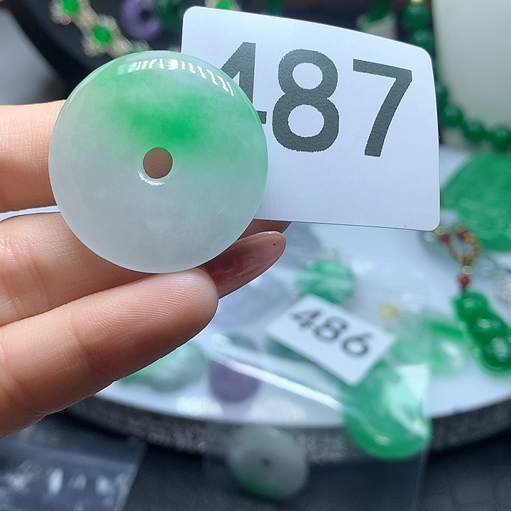 翡翠吊坠(赠链)未镶嵌