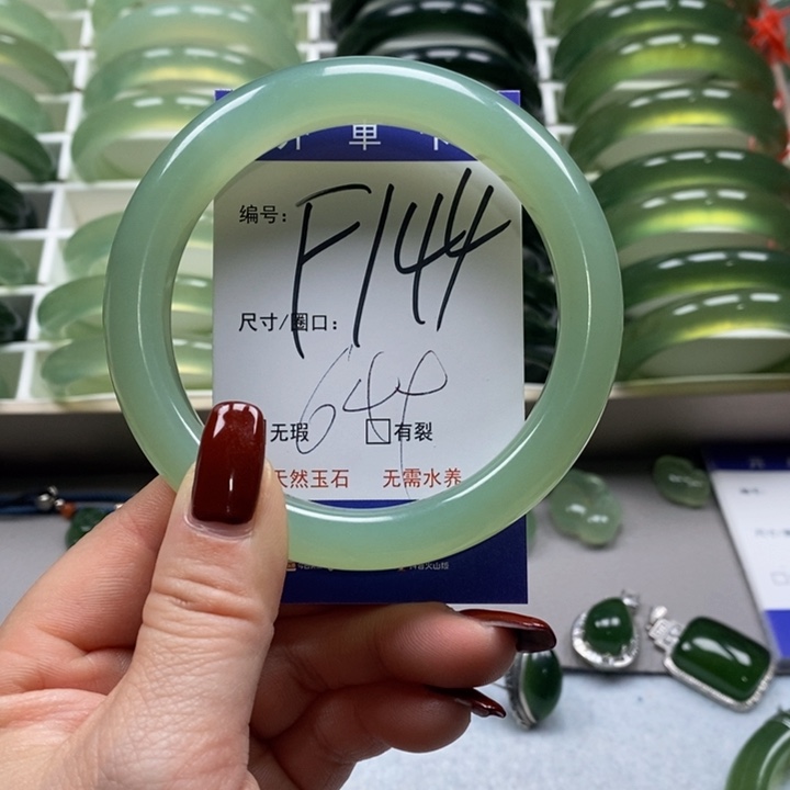 蛇纹石玉手镯未镶嵌麦*风