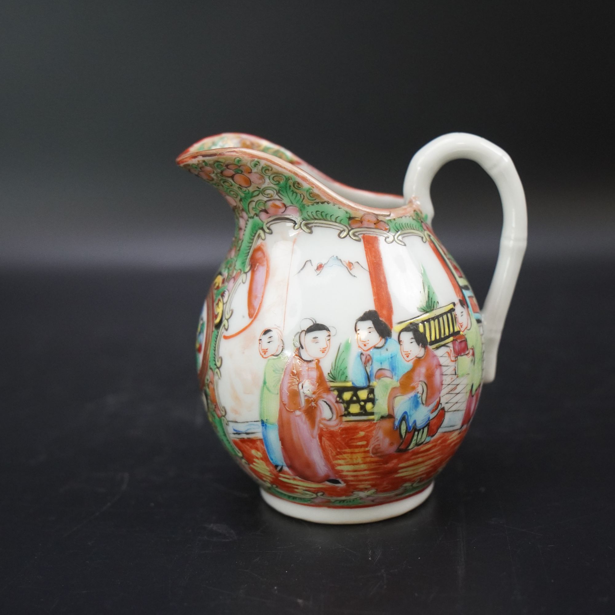 Lot.25120003清晚期广彩开窗人物花鸟纹奶壶 高：约12.4cm