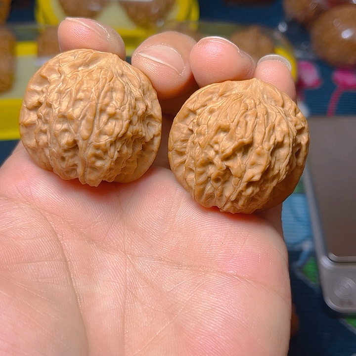 文玩核桃吊坠红豆